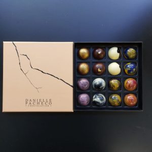 caja de 16 bombones de chocolate artesanales