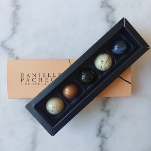 caja de 5 bombones de chocolate artesanos para navidad