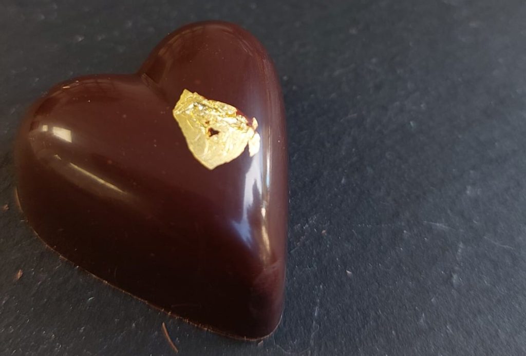 bombon de chocolate negro con oro