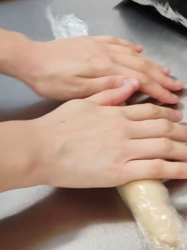 haciendo la masa para los panellets
